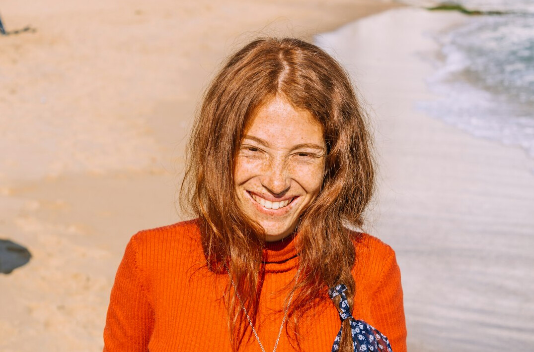Retrato de jornalista portuguesa de meia-idade sorrindo