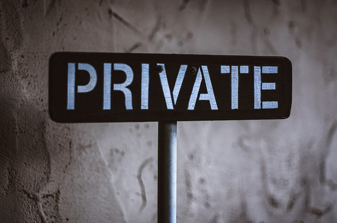 private investigator meeting client